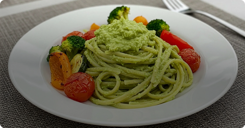 Linguine au pesto crémeux d'avocat et légumes rôtis